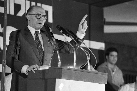 Foto af Menachem Begin, der holder tale. Begin blev Israels 6. premierminister – 1977-1983