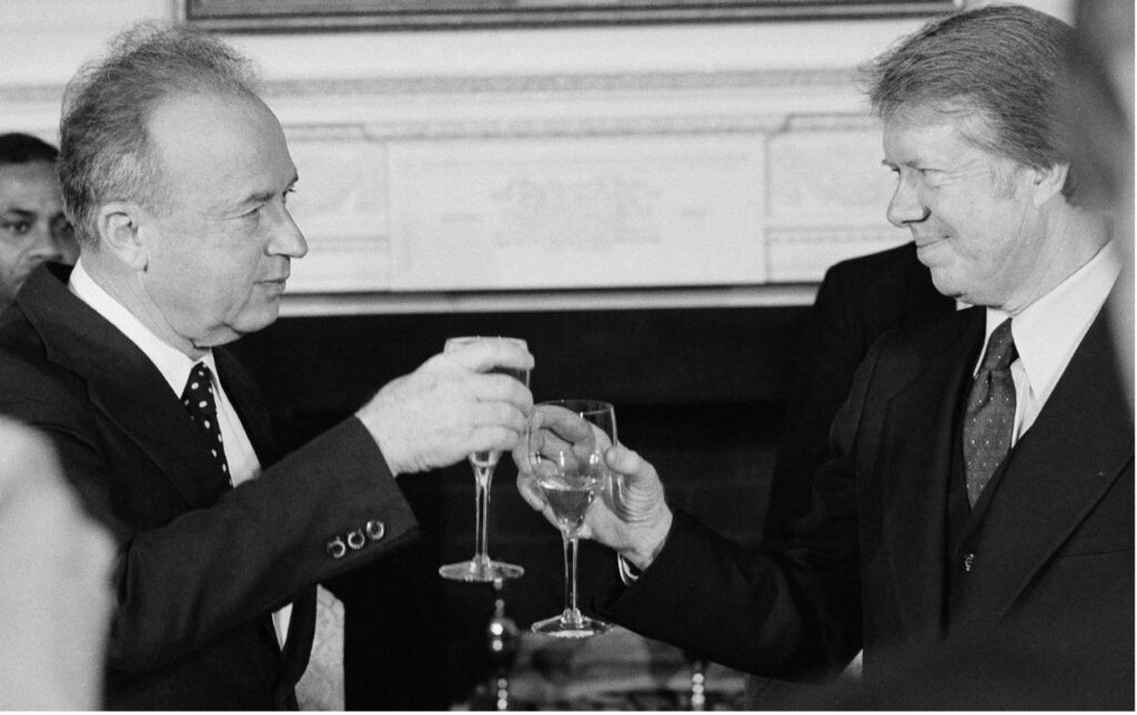 Yitzhak Rabin mødes i Washington med Jimmy Carter – USA nytiltrådte præsident – i marts 1977