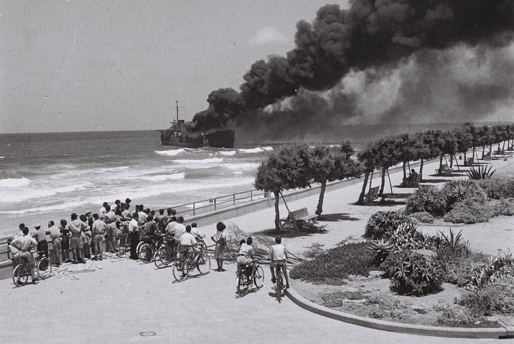 Skibet Altalena i brand ud for kysten i Tel Aviv.