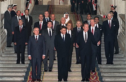 Deltagerne i Madrid-konferencen oktober 1991 – forrest ses værterne Gorbatjov fra Sovjet, Spaniens premierminister Felipe Gonzales og USA's præsident George W.H. Bush
