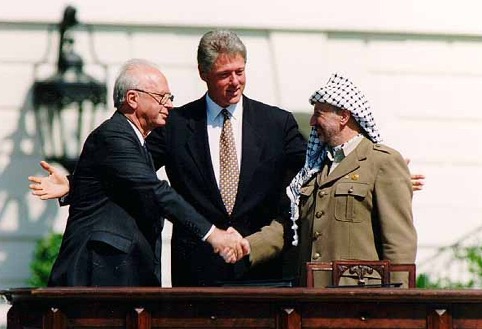 På plænen foran Det hvide Hus: Yitzhak Rabin, Bill Clinton og Yassir Arafat 13.sept. 1993